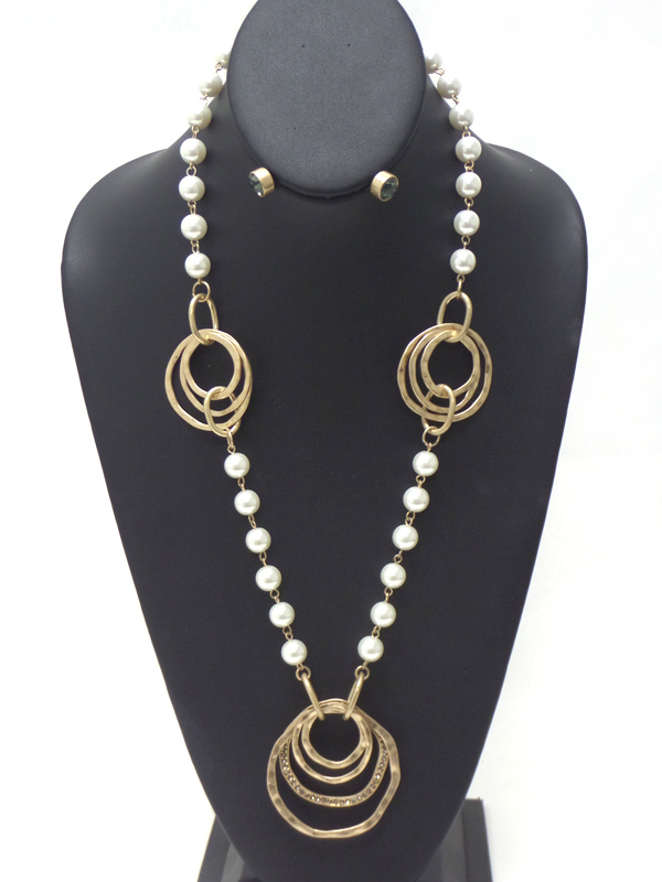 Pearls with metal linked cricles necklace set 