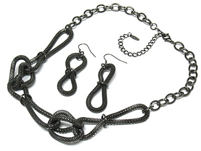 Metal mesh link necklace and earring set