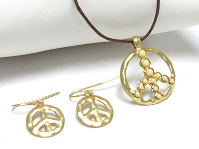 Hammered metal peace mark pendant necklace earring set