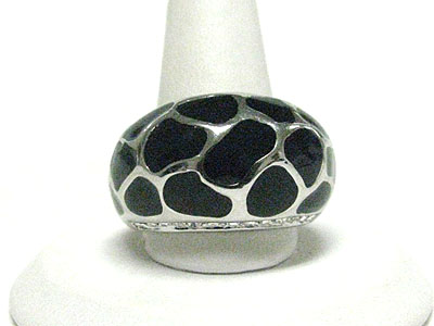 Pebble pattern metal epoxy ring