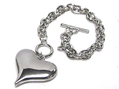 Sole metal heart charm toggle bracelet