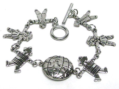 Boy and girl hand in hand charm toggle bracelet