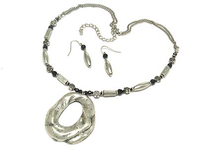 Metal donut pendant and acryl bead deco double strands necklace and earring set 