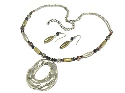 Metal donut pendant and acryl bead deco double strands necklace and earring set 