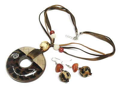 Ethnic style animal print and woven wood resin necklace set