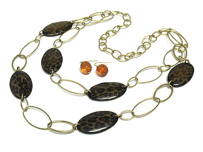 Flattened oval animal shape acryl and metal chain link necklace set