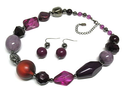 Multi acrylic and metal bead necklace set