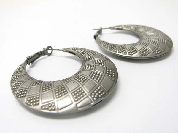 Metal hollw hoop earring - hoops