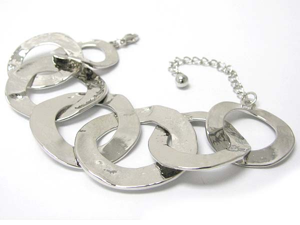 Hammered metal ring link bracelet