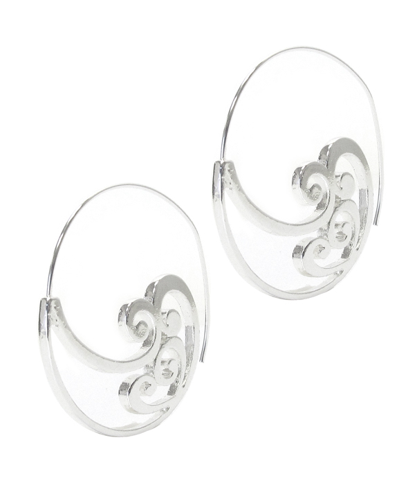 Waved pattern metal hoop earring