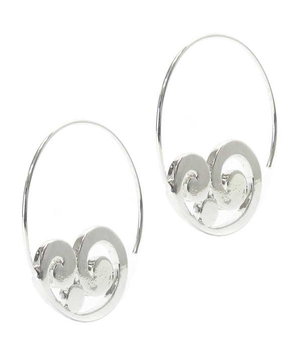 Waved pattern metal hoop earring