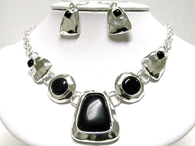 Ethnic style jet stone and hammered metal necklace set