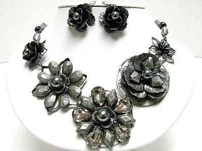 Metal and glass chunky flower link necklace set