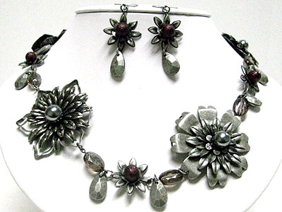 Metal and glass chunky flower link long necklace set