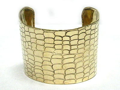 Pebble texture cuff bangle