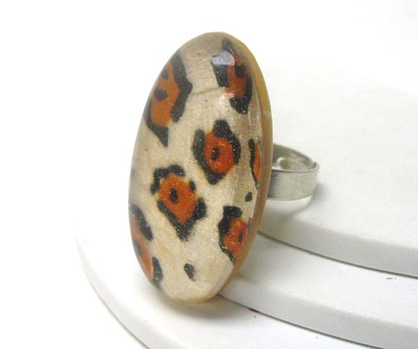 Animal pattern glass ring