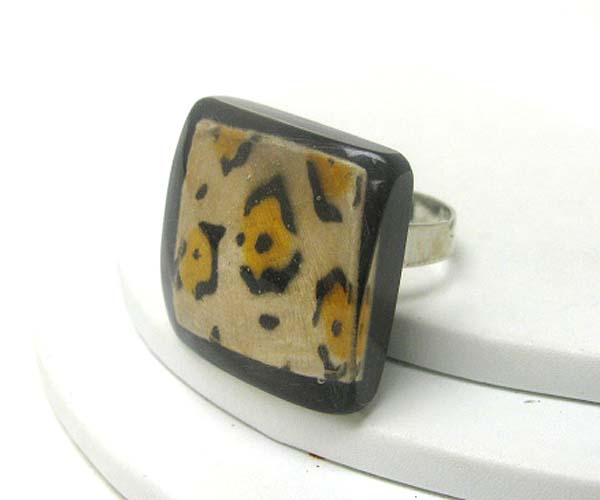 Animal pattern glass ring