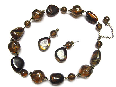 Formaica and natural resin beads necklace and earring set