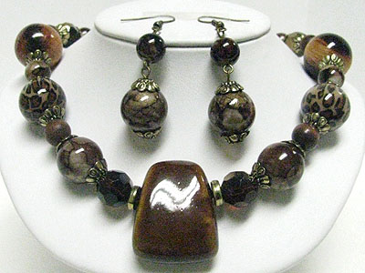 Sqaure ceramic stone and glass stone neckalce set