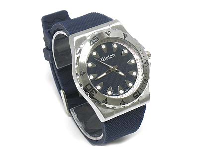 Diver style rubber band metal round face watch