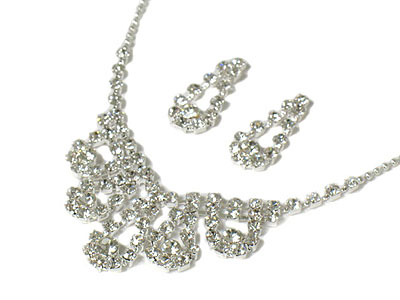 Tear drop style rhinestone necklace set