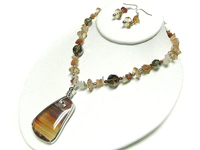 Natural shape pendant and chip stone necklace set