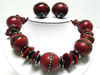 Natural stone and metal deco wood ball necklace set