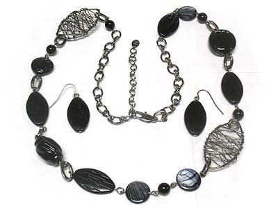 Wired metal oval frame and germstone necklace and earring set 