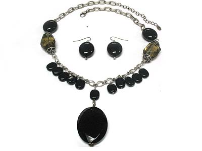 Facet cut acryl pendant and multi charms deco necklace and earring set  