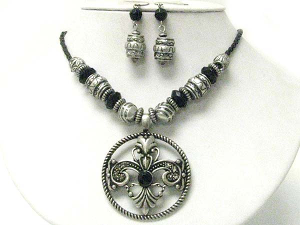 Antique metal round fleur de lis penant and beads necklace earring set