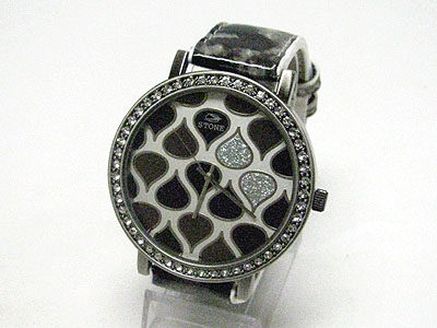 Animal skin theme crystal round face and leather band watch