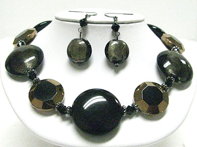 Metallic face cut glass and ceramic stone necklace set