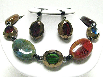 Metallic face cut glass and ceramic stone necklace set