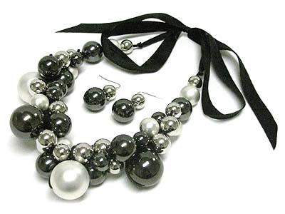 Multi pearl beads and ribbon tied necklace set