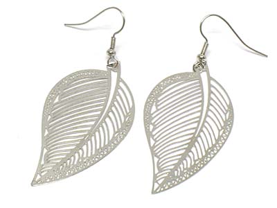 Metal filigree leaf shape earring