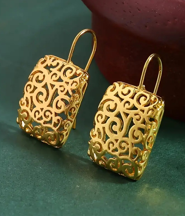 Metal filigree square earring