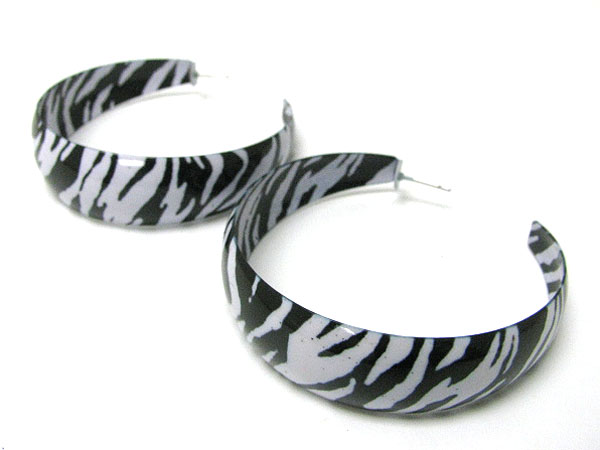 Animal print wide metal arc earring 