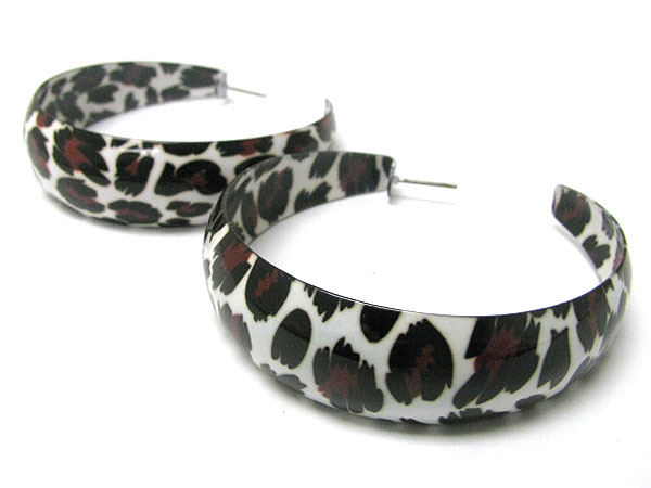 Animal print wide metal arc earring 