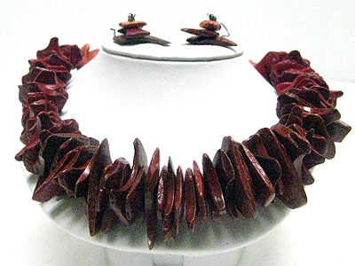 Natural shape dyed wood chip necklace set