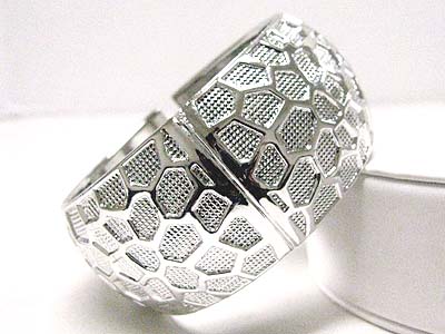 Metal look acryl hinge bangle