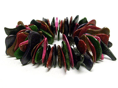 Natural shape dyed wood chip stretch bracelet 