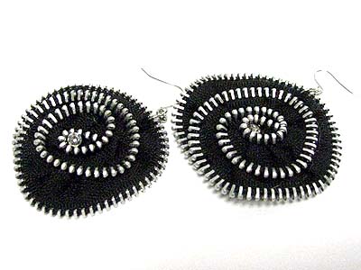 Zipper art round swirl earring 