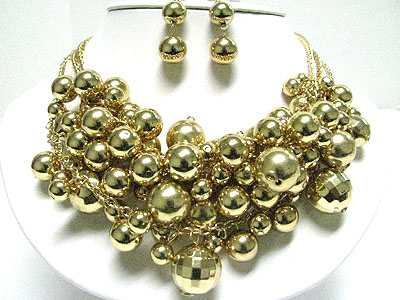 Multi row metallic ball cluster necklace set