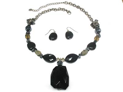 Facet cut onix pendant and multi beads strand necklace and earring set