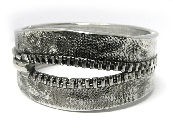 Zipper textured accent metal hinge bangle