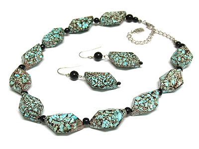 Turquoise tone facet acryl necklace and earring set