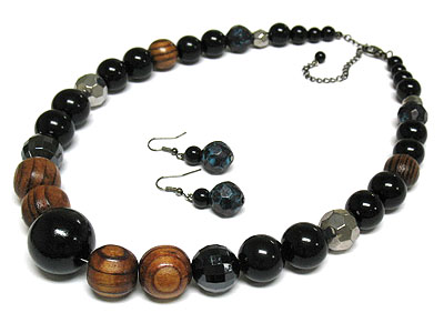 Woods amd mixed beads ball necklace and earring set