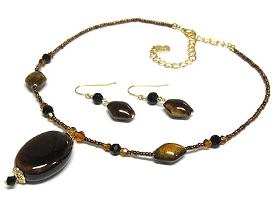 Tortoise tone figurin necklace and earring set