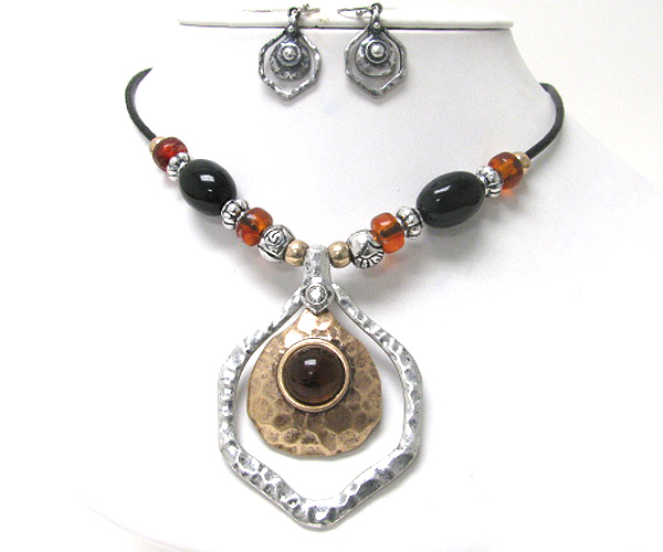 Glass and burnish metal pendant necklace earring set