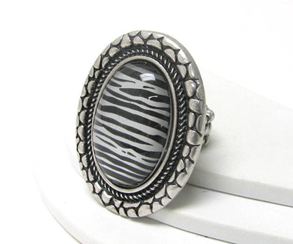 Animal pattern stone oval stretch ring